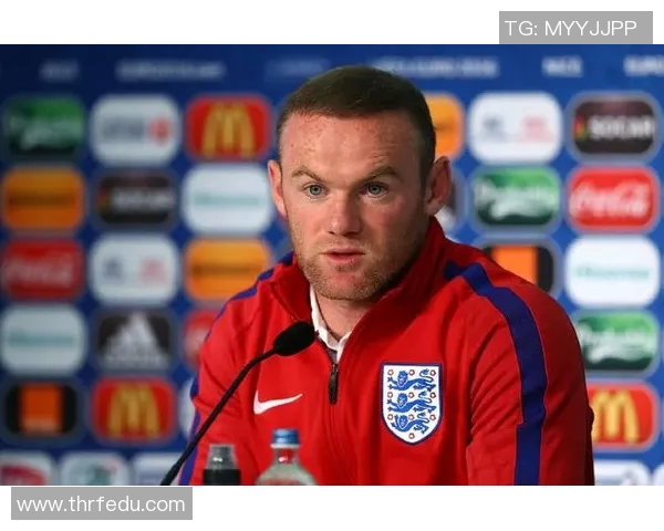 黑人足球球星展现惊人天赋与拼搏精神成为全球足球舞台的耀眼明星