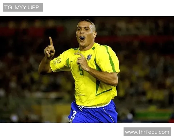 足球场上的华丽之星：球技与魅力并存的传奇球员风采解析