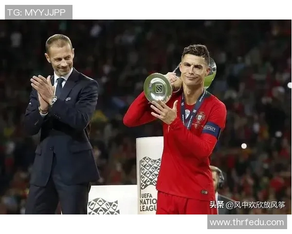 足球巨星激情欢呼点燃赛场瞬间全场观众热情回应共谱荣耀时刻